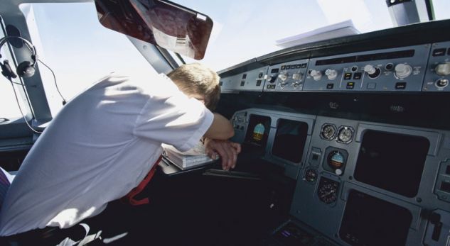 Pilotin e merr gjumi, e çon aeroplanin 50km larg destinacionit të tij