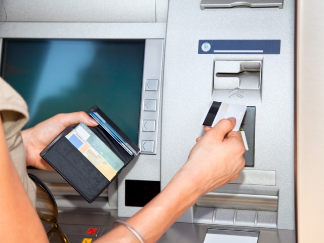 Analistët: Bankat po i plaçkisin qytetarët përmes mirëmbajtjes së kartelave bankare