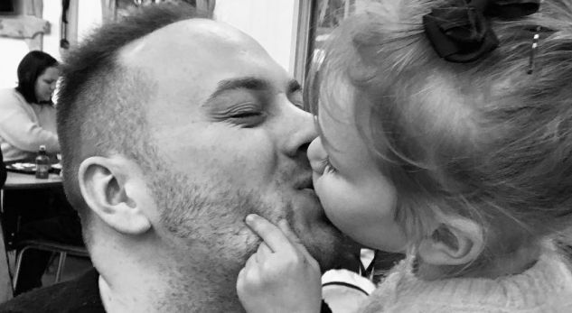 Është kritikuar shumë, të famshmit po puthin fëmijët e tyre në buzë në përkrahje të David Beckham