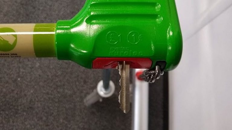 Nuk kishte monedhë, karrocën e supermarketit duhej zhbllokuar – burri tregon trikun me çelës i cili i funksionoi (Foto)