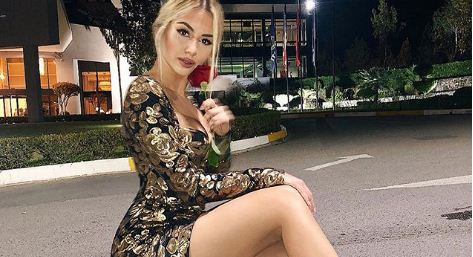 Fustani transparent i zbulon më shumë se ç’duhet Kiara Titos