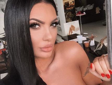 Shkëlqen Zaimina Vasjari, fytyra e saj bën dritë në imazhet e reja