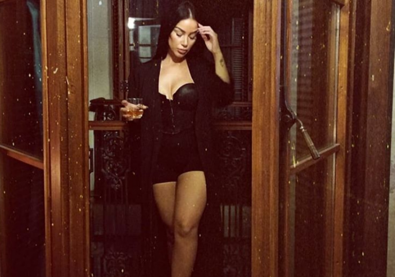 Flaka Krelani “flakë” me çizmet e gjatë