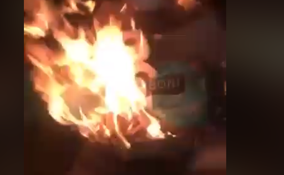 Qytetarët djegin produktet serbe në Kaçanik, shikoni momentin