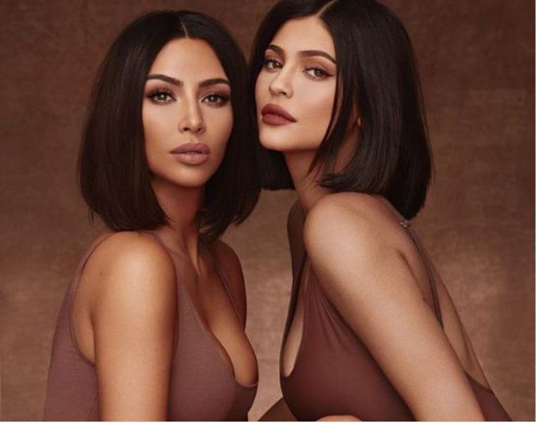 Kim dhe Kylie shfaqen si binjake, vlerësojeni se cila duket më seksi