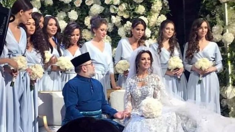 Ish-Miss Moska martohet me Mbretin e Malajzisë Muhammed V, dhe pas konvertimit në Islam merr emrin Rihana
