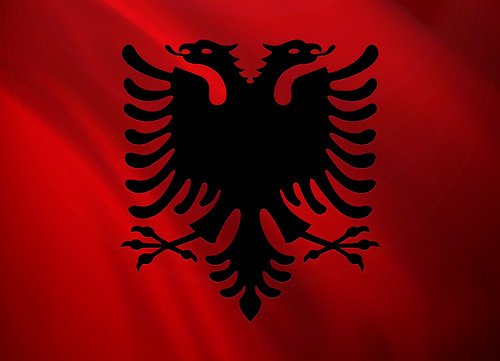 Mediat serbe publikojnë pamjet: Prifti serb largon flamurin shqiptar, i cili gjendet në Koshare që nga viti 1999