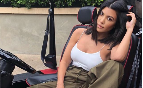 Kourteny Kardashian tregon format në bikini