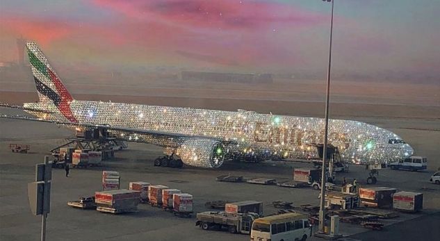 Arabët sjellin aeroplanin e mbuluar me diamante, habiten pasagjerët