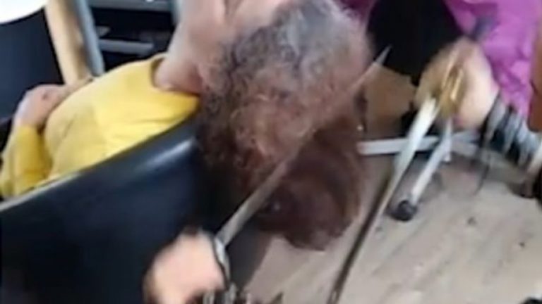 Njihuni me parukierin spanjoll që në vend të gërshërëve përdor shpatat e samurajëve (Video)