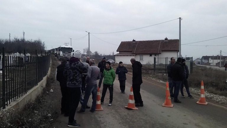 Banorët e Babushit bllokojnë rrugën, shkak kamionët me peshë të rëndë