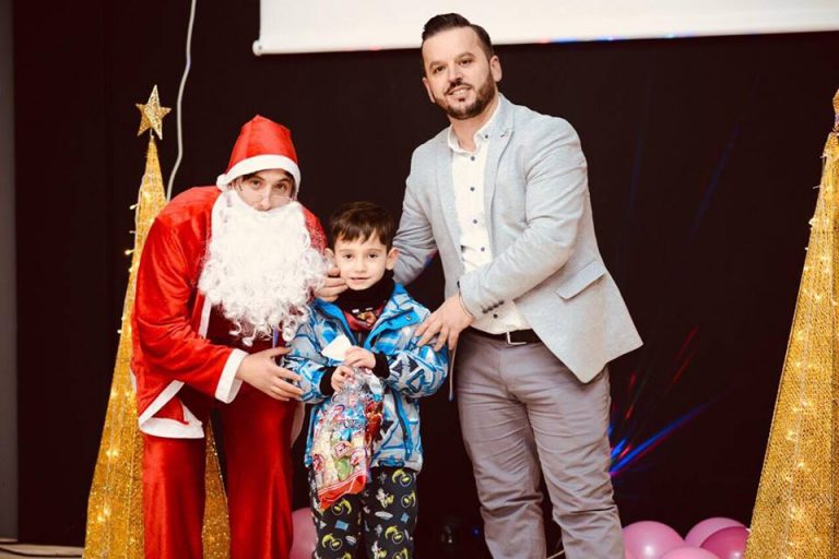 Shpërndahen dhurata për fëmijët parashkollor të shkofllës fillore ‘’Haradin Bajrami” (FOTO)