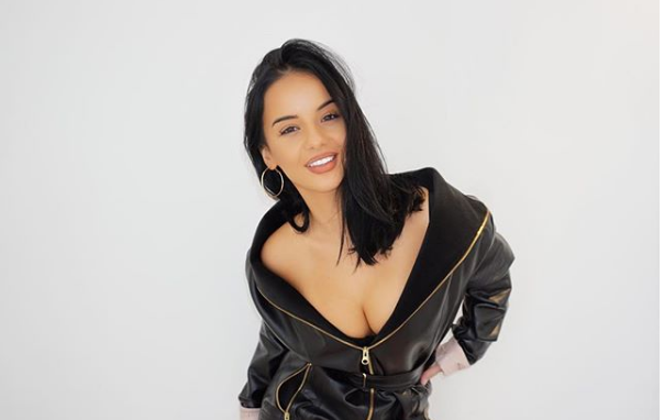 Rina Balaj këmbët seksi ekspozon, me bukuri rrezaton!