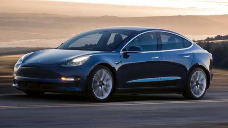 Tesla së shpejti me autopilot të sofistikuar që ndalon në semaforë dhe shenjat e trafikut (Foto)