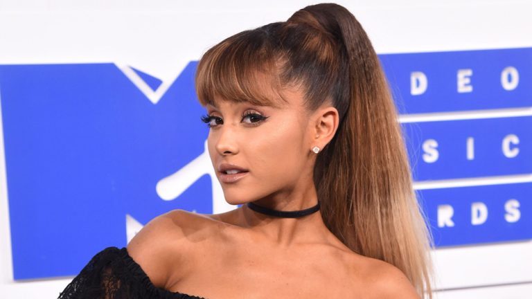 Ariana ua hapë sytë, duket seksi!