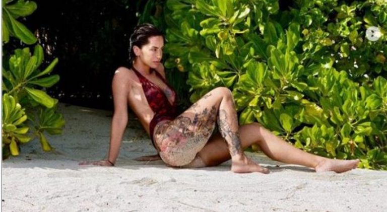 Dafina Zeqiri merr rreze dielli në Ishujt Maldive, por s’i duket trupi nga tatuazhet