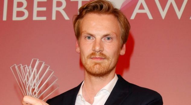 Gazetari i shkarkuar i “Der Spiegel” i dorëzon çmimet e fituara