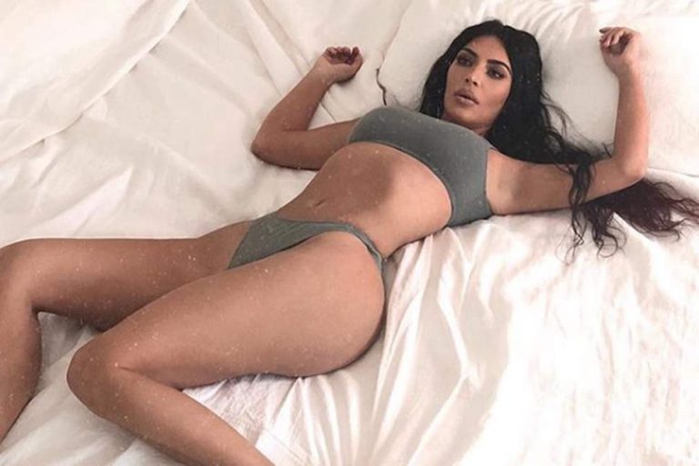 ‘Ndezë rrjetin’, Kim Kardashian gjysmë e zhveshur para pasqyrës