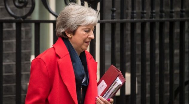 Kryeministrja britanike kërcënohet me shkarkim