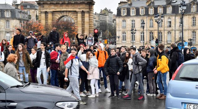 Zgjerohen protestat në Francë, nxënësit i bllokojnë njëqind shkolla