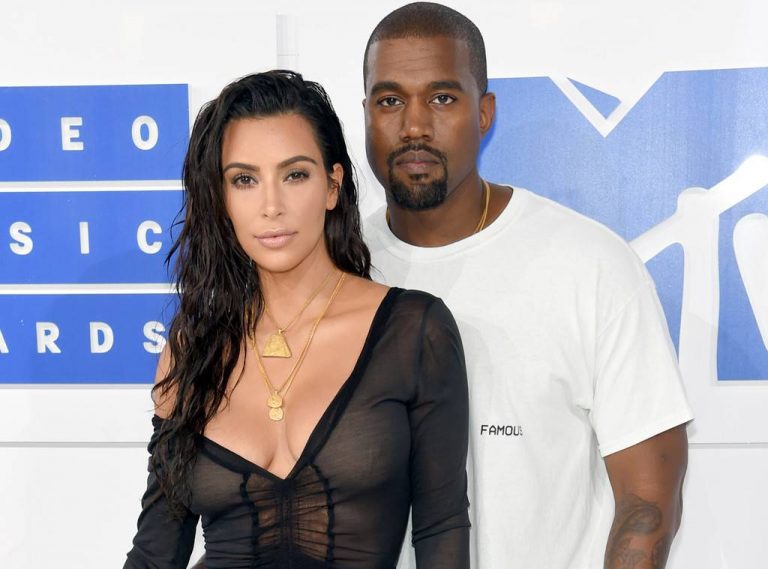 Kanye e vesh Kim Kardashian si kukull