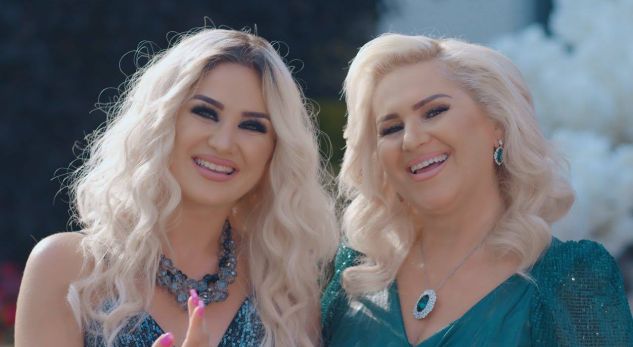 Nënë e bijë në forma perfekte, secila më e nxehtë se tjetra