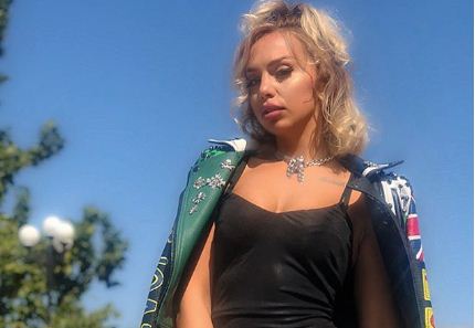 Ana Kabashi bën dritë nën rrezet e diellit, shkëlqen me dukjen