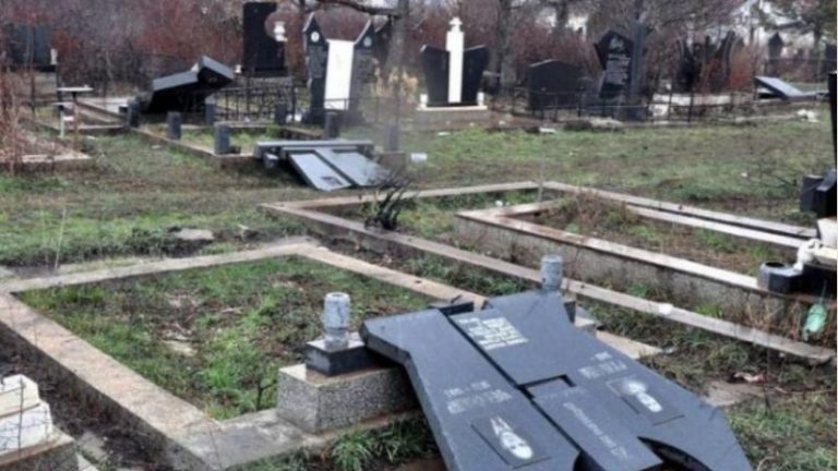 Sulmohen varrezat e serbëve në Lipjan