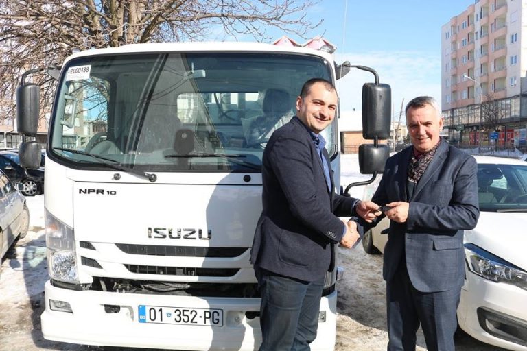 Komuna e Lipjanit pranon donacion nga KRM “Pastrimi” një kamion për grumbullimin e mbeturinave
