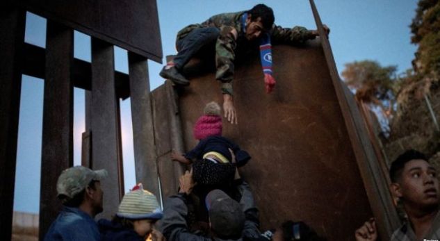 Presidenti Trump deklaron “krizë humanitare” në kufirin me Meksikën