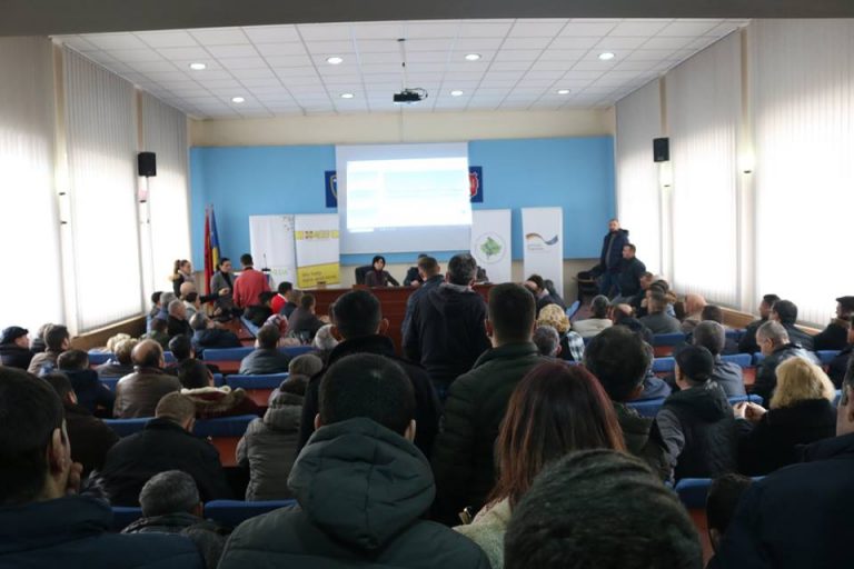 Në Lipjan mbahet takim informues për projektin për fuqizimin e kapaciteteve të mikro ndërmarrjeve dhe atyre Start-up