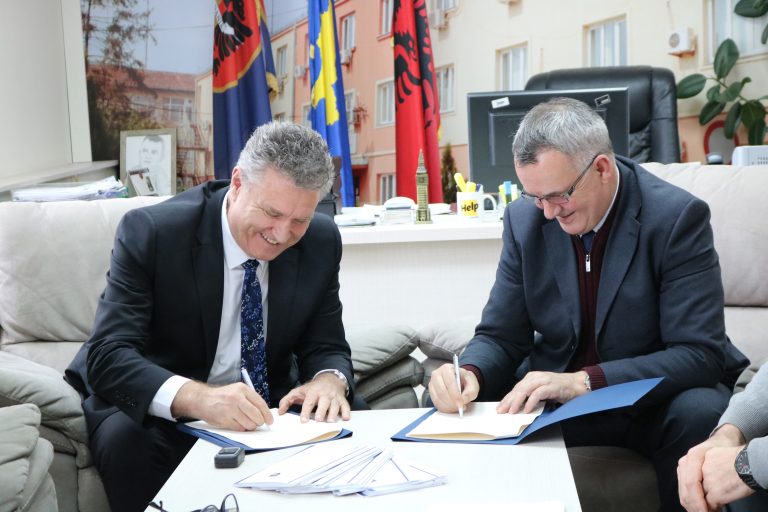 Komuna e Lipjanit nënshkruan marrëveshje bashkëpunimi për Programin Nacional për Rininë