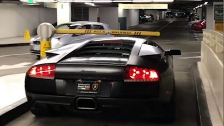Lamborghini kalon nën ndalesë, hyn në parking pa u paguar tiketa (Video)