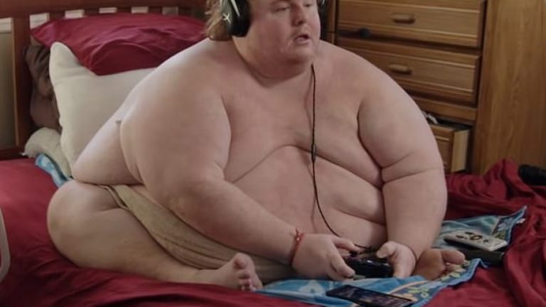 Peshon 320 kilogramë dhe vazhdon të hajë pa kontroll (Video)