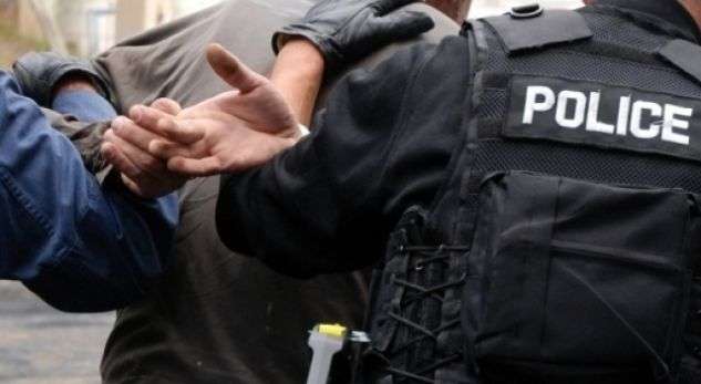 Sulmohen dy zyrtarë policor me mjet të fortë (tjegull), arrestohet i dyshuari