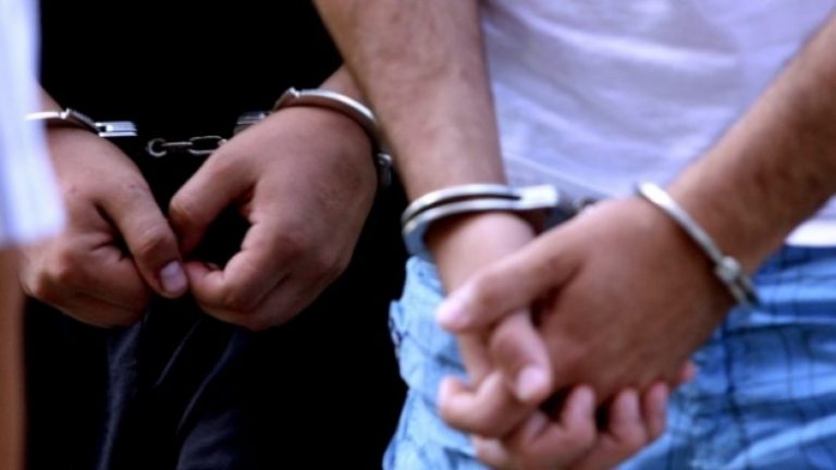 Arrestohen babë e bir për shkak të një përleshje mes vete