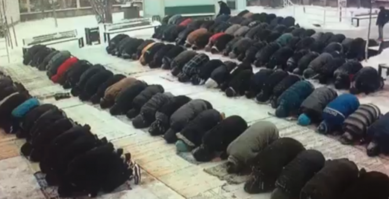 Qytetarët në Lipjan falin Xhumanë në borë dhe në temperatura -3 gradë