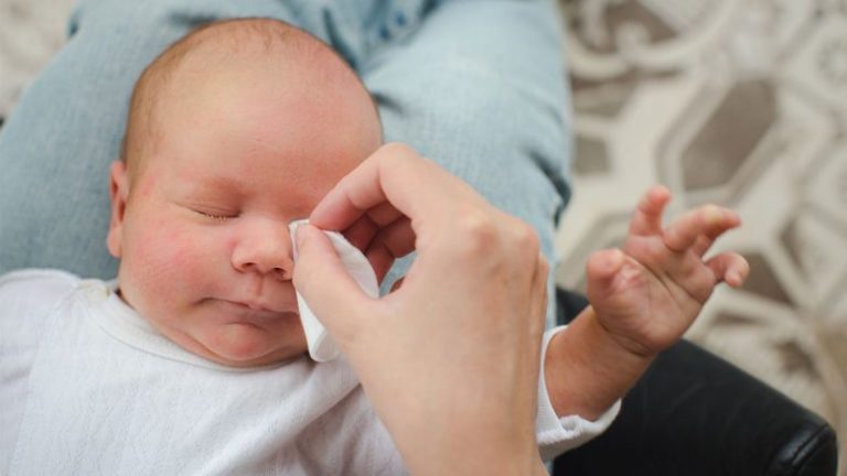 Si ta nxirrni nga syri i bebes trupin e huaj?