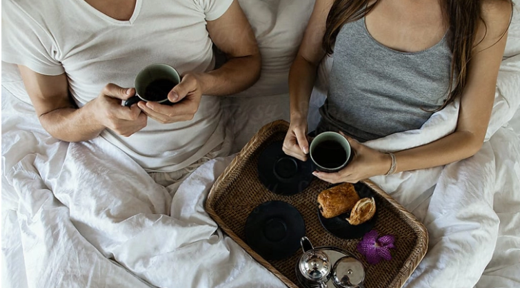 Meshkujt që pinë nga dy kafe në ditë, kanë 42% më pak shanse të vuajnë nga impotenca