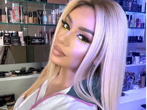 Tayna në seksi se kurrë, fokuson gjoksin dhe belin e hollë