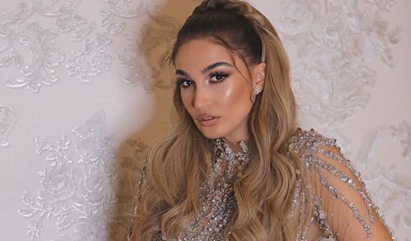 Yllka Kuçi mahnitë me dukjen, elegante në fustan të zi