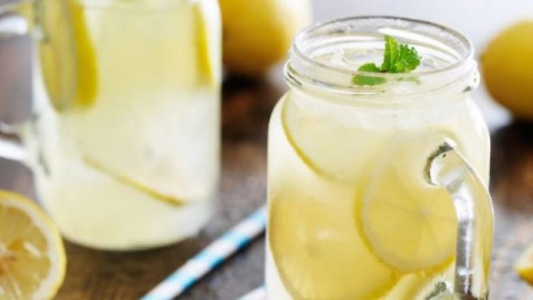 Recetë: Lëngu i limonit me kripë himalaje mund ta ndalojë migrenën brenda pak minutave