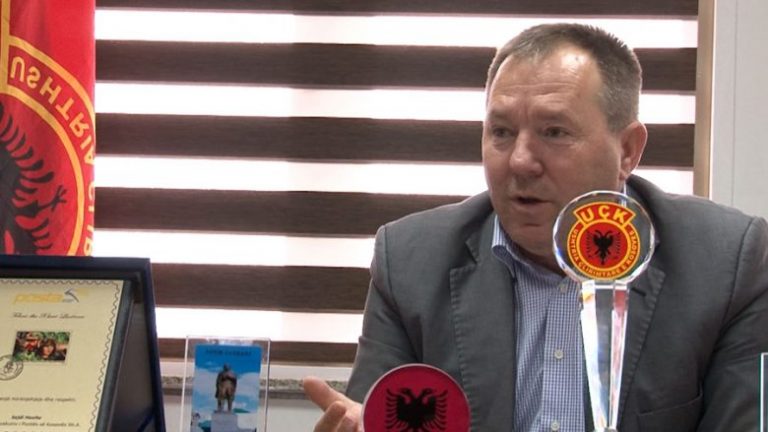“As shiu nuk na ndal”, përkrahësit e UÇK-së protestojnë në Tiranë