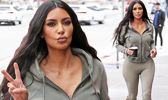 Kim Kardashian e veshur ngushtë tregon format seksi