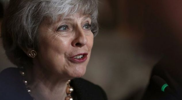 Kryeministrja britanike thotë se kritikuesit e saj po e rrezikojnë demokracinë