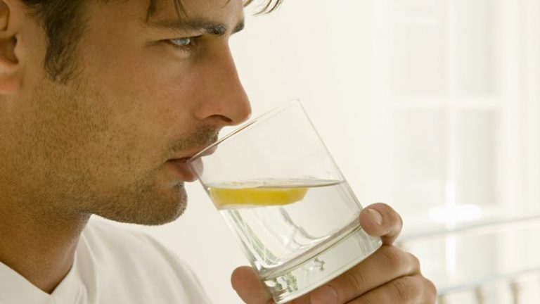 Çfarë i ndodhë trupit kur pini ujë me limon çdo mëngjes