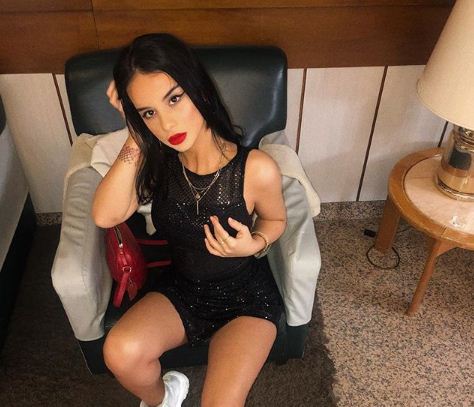 Pas angazhimeve, Rina Balaj niset drejt pushimeve