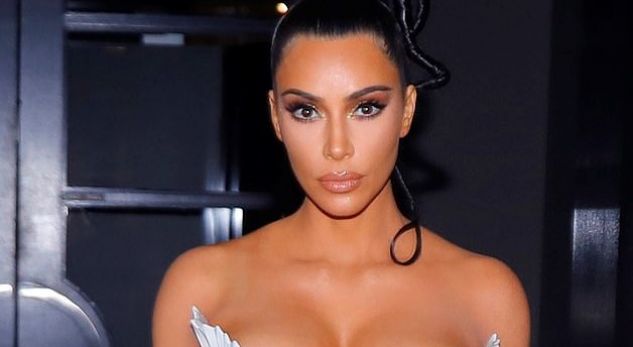 Kim Kardashian nuk po i lë anash fustanet e ‘çmendura’