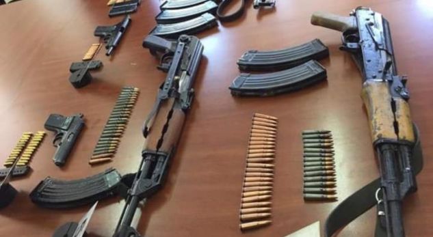 Policia gjen arsenal armësh në Klinë