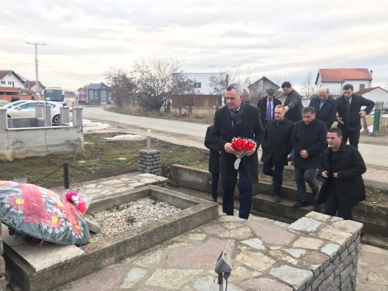 Kryetari Ahmeti me stafin e tij bën homazhe pranë lapidarit të Dëshmorit Xhevdet Breznica